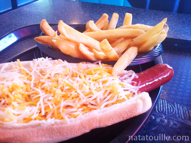 Hot Dog con queso y papas