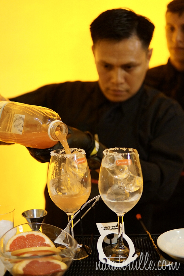 Sirviendo el el jugo de toronja en el cocktail conTequila Olmeca